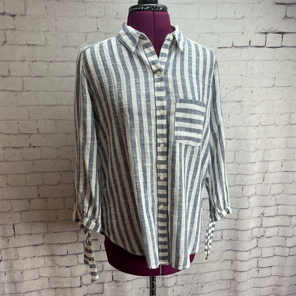 Abercrombie and Fitch size small blue and white striped button down blouse